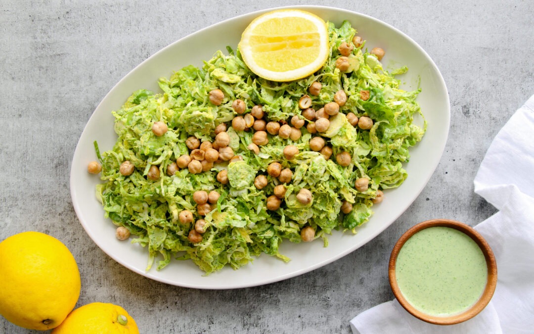 SALADE DE CHOUX DE BRUXELLES ÉMINCÉS ET POIS CHICHES CROUSTILLANTS AVEC SAUCE DÉESSE