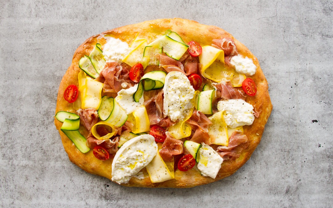 PAINS PLATS AUX LÉGUMES, PROSCIUTTO ET BURRATA